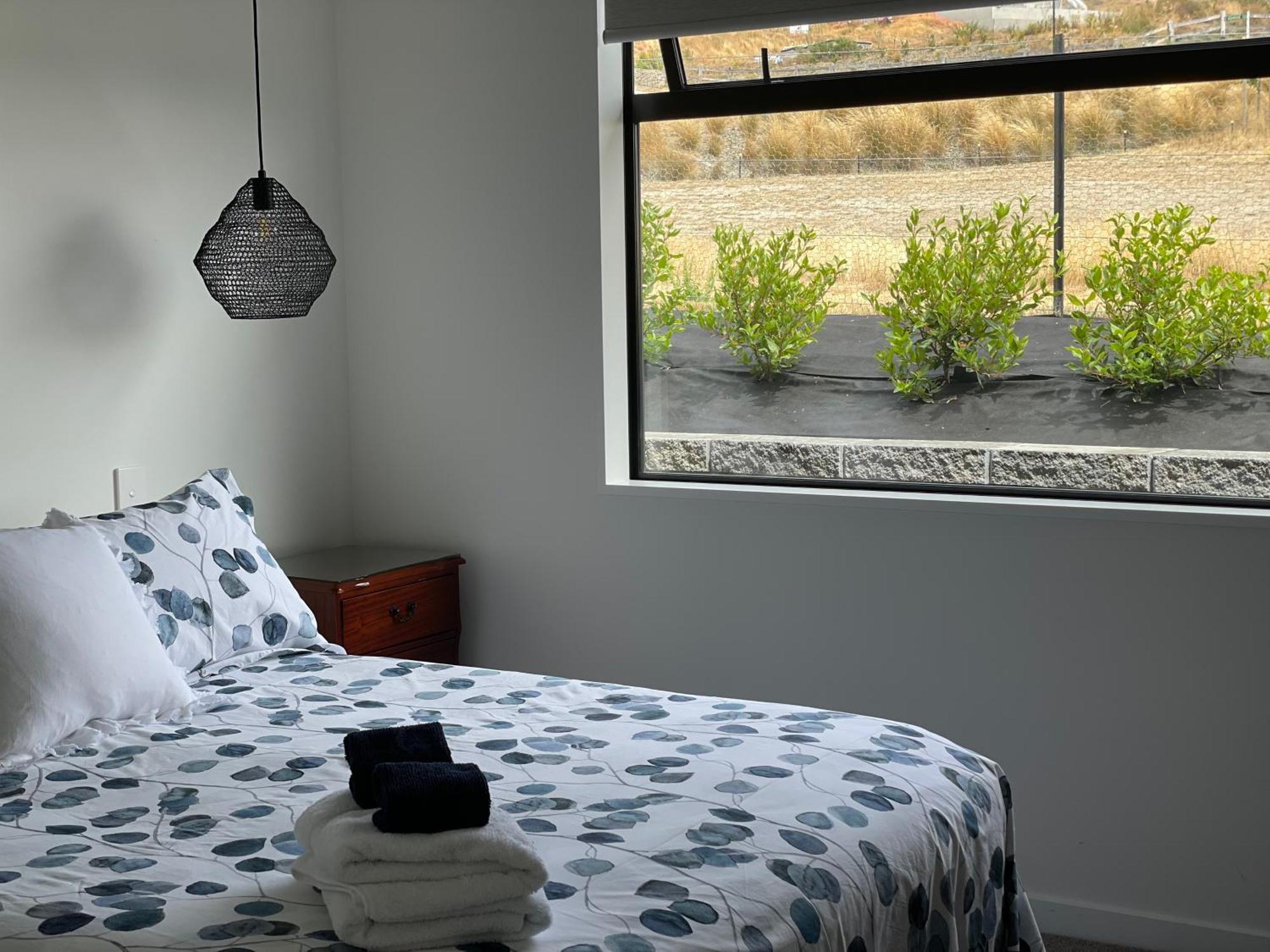 Lake Views - New Apartment With Room To Relax Wanaka Ngoại thất bức ảnh