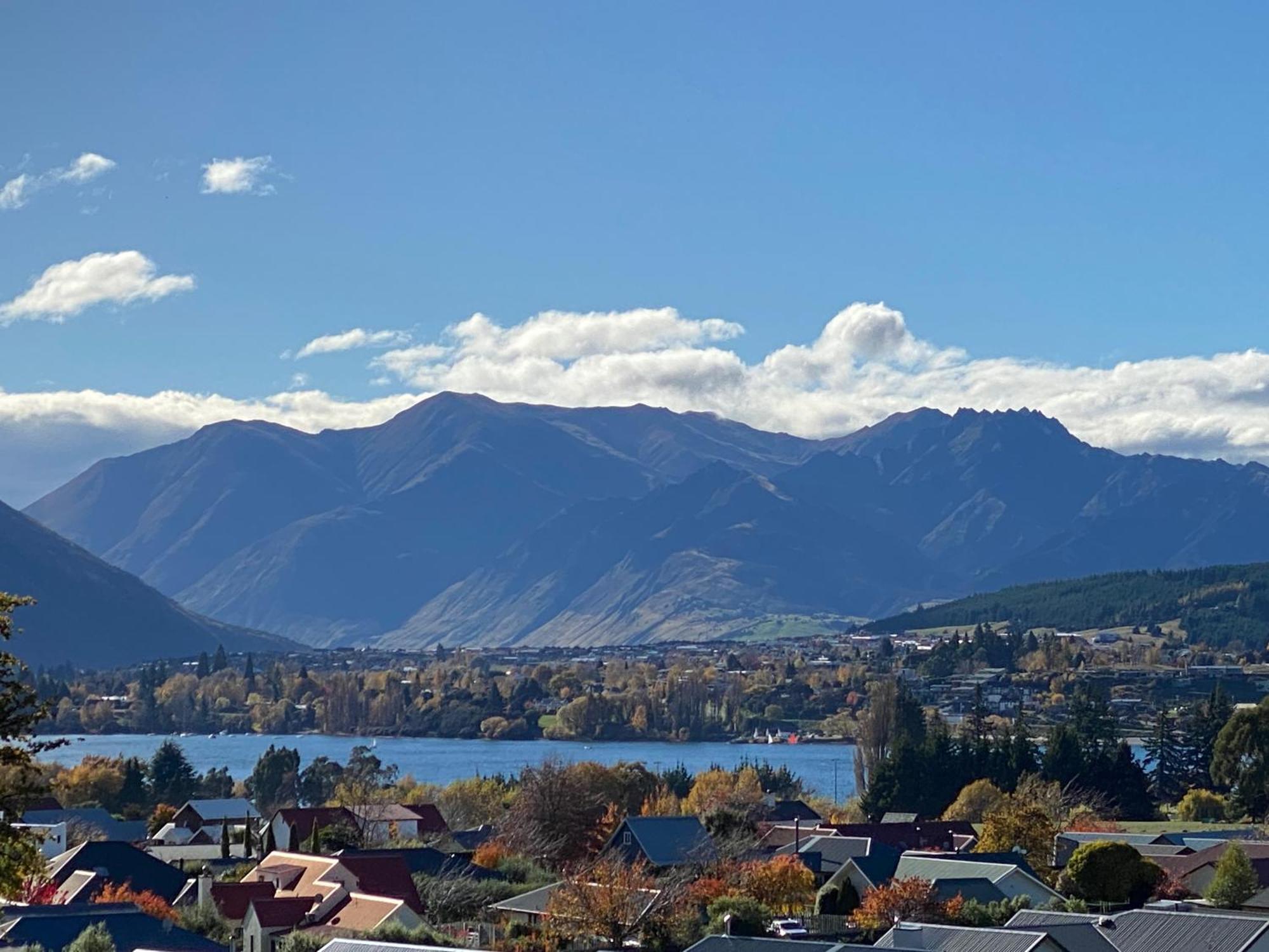 Lake Views - New Apartment With Room To Relax Wanaka Ngoại thất bức ảnh