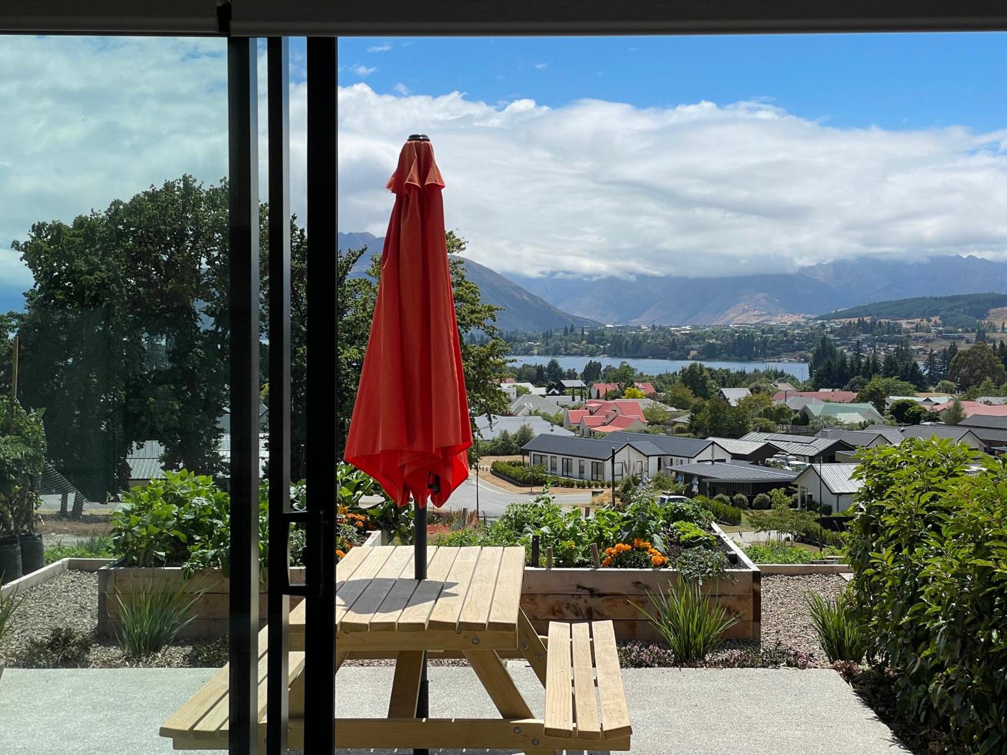 Lake Views - New Apartment With Room To Relax Wanaka Ngoại thất bức ảnh